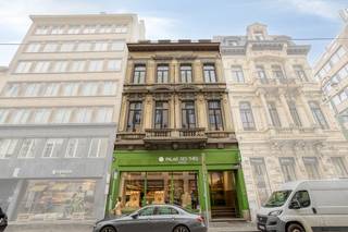 Dit stijlvolle duplex dakappartement bevindt zich in een kleinschalig gebouw aan de Charleroisesteenweg 25 in Sint-Gillis. Dankzij de topligging, vlak bij de Louizalaan, de Zavel en de bruisende Kasteleinwijk, geniet u van een ruim aanbod aan winkels, restaurants, cafés en openbaar vervoer.<br /><br />Het appartement is gelegen op de 3de en 4de verdieping en biedt een bewoonbare oppervlakte van 160 m². Het zonnige, westgericht terras van 15 m² met groen uitzicht vormt een echte troef.<br /><br />De indeling van het appartmeent is als volgt: <br />op de 3de verdieping;<br />- ruime inkomhal met apart toilet en aansluitingen voor was- en droogmachine<br />- lichtrijke leefruimte met hoge plafonds, haardcassette en open designkeuken<br />- volledig ingerichte design-keuken met keukeneiland, vaatwasmachine, ingebouwde koelkast, aparte diepvriezer, ingebouwde oven en microgolfoven<br />- toegang tot het westgerichte terras van 15 m², voorzien van waterrecuperatie<br />- bureauruimte op de overloop<br />- ruime slaapkamer met aansluitende badkamer uitgerust met ligbad, dubbele wastafel en tweede toilet<br /><br />op de 4de verdieping;<br />- mezzanine met tweede slaapkamer, uitkijkend over de woonkamer<br />- ensuite badkamer met douche en wastafel<br /><br />Mogelijkheid tot aankopen van staanplaats aan 30.000 EUR, niet inbegrepen in de prijs.<br /><br />Extra troeven;<br />- privatieve kelder met veiligheidsdeur<br />- zonnewering, airconditioning en alarmsysteem<br />- EPC D+ (168 kWh/m²/jaar), conform de Brusselse energiedoelstelling voor 2033.<br /><br />Wenst u dit appartement graag te bezichtigen? doe een aanvraag via www.dewaele.com of neem contact met Danielle Kaluza 0491 27 21 88.
