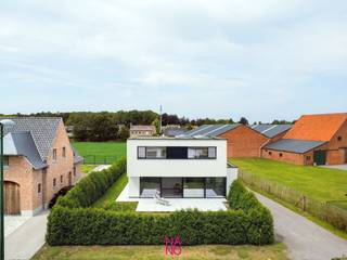 Op een rustige locatie en op wandelafstand van het centrum van Maldegem, bevindt zich deze moderne en energiezuinige BEN-nieuwbouwvilla (2022).<br /><br />Deze ruime woning, met een bewoonbare oppervlakte van 217 m², biedt een uitzonderlijke combinatie van comfort, kwaliteit en duurzaamheid. Gelegen op een uitstekend georiënteerd perceel van 676 m² is deze villa een unieke kans voor wie op zoek is naar een instapklare nieuwbouwwoning, die tevens <u>niet onder het Btw-stelsel</u> valt. <br /><br />Bij het betreden van deze villa komt u binnen in een ruime inkomhal met gastentoilet en vestiaire. De lichtrijke leefruimte nodigt uit tot ontspannen en biedt directe toegang tot een zuidelijk georiënteerd terras. De volledig uitgeruste open keuken met kookeiland en aansluitende functionele berging maakt koken een plezier. Op de gelijkvloerse verdieping bevindt zich ook een eerste ruime slaapkamer van 16 m² met een bijbehorende badkamer voorzien van een ligbad en dubbele lavabo. De inpandige garage met automatische poort wordt momenteel gebruikt als multifunctionele ruimte, maar kan eenvoudig terug omgebouwd worden tot garage.<br /><br />Op de eerste verdieping bevindt zich de nachthal met een apart toilet. Hier vindt u ook een tweede badkamer met inloopdouche en dubbele lavabo, evenals drie ruime slaapkamers.<br /><br />De woning is voorzien van vloerverwarming op het gelijkvloers en traditionele verwarmingselementen op de bovenverdieping. Zonnepanelen, een ventilatiesysteem D en een regenwaterput van 10.000 liter dragen bij aan de energiezuinigheid en milieuvriendelijkheid van de woning, met een E-peil van slechts 15. De volgroeide laurierhagen rondom de woning zorgen voor optimale privacy. <br /><br />Een extra voordeel van deze woning is de 100% korting op het kadastraal inkomen gedurende de eerste vijf jaar. Bovendien valt de verkoop onder registratierechten, niet onder het BTW-stelsel.<br /><br />Aarzel zeker contact op te nemen voor alle bijkomende inlichtingen of bezoek: 0471/22 68 18 of rian@immonano.be.