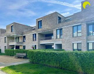 <p><span>In de recente woonwijk 'Keysershoek', gelegen net buiten het centrum van Kontich, vinden we dit prachtige gelijkvloers appartement.</span></p><p><span>In deze kleinschalige wijk met aandacht voor groen is het heerlijk rustig wonen.</span></p><p><span> </span></p><p><span>Bij dit appartement hoort ook nog een handige </span><span>private kelderberging + een ondergrondse autostaanplaats die inbegrepen zijn in de prijs.</span><span> </span></p><p><span>In het gebouw kan je verder nog gebruik maken van een fietsenstalling in de kelderverdieping, alsook van de fietsenbeugels voor het gebouw.</span></p><p><span>De doordachte aangelegde verbindingen per wandel- en fietspad naar de omliggende straten, maken het openbaar vervoer en de belangrijke invalswegen optimaal bereikbaar.</span></p><p><span> </span></p><p><span>Indeling:</span></p><p><span>We betreden het appartement via de inkomhal en komen binnen in de mooie open leefruimte met veel lichtinval. Via het grote schuifraam komen we op een aangenaam overdekt terras (10 m²). De gemeenschappelijke voortuin wordt onderhouden door de gemeenschap en zorgt voor een ideale buffer met de toegangsweg.</span></p><p><span>De open keuken is modern van stijl en voorzien van alle toestellen (oa. vitrokeramische kookplaat, dampkap, vaatwasser, oven en koelkast).</span></p><p><span>Aansluitend aan de woonkamer vinden we een eerste kamer (9 m²) die dienst kan doen als bureau, slaap- of logeerkamer.</span></p><p><span>Via de open nachthal bereiken we de tweede slaapkamer (13 m²). </span></p><p><span>Het appartement heeft een apart gastentoilet met handenwasser. De badkamer is voorzien van een ruime inloopdouche, een stijlvol dubbel badkamermeubel én nog een tweede toilet. </span></p><p><span> </span></p><p><span>Verder is er nog een handige berging waar ook de aansluiting voor een wasmachine is voorzien.</span></p><p><span>In het hele appartement loopt de keramische tegelvloer door.</span></p><p><span>Op het dak van het gebouw liggen zonnepanelen waarvan elk appartement een aandeel heeft.</span></p><p><span>Ten slotte behoort er dus nog een privatieve kelderberging en autostaanplaats bij het appartement!</span></p><p><span> </span></p><p><span>Nuttige informatie:</span></p><ul><li><span>Beschikbaarheid: 01/01/2027</span></li><li><span>Gemeenschappelijke kosten: 200 euro per maand (provisie voor verwarming via energiezuinig systeem, onderhoud van voortuin, lift en de gemeenschappelijke delen en de minuterie)</span></li><li><span>Huurwaarborg: 3 maanden</span></li><li><span>EPC: 79,83 kWh/m² - label A</span></li></ul><p><span> </span></p><p><span>Boek nu zelf ONLINE uw afspraak in. Surf naar het betreffende eigendom op onze website <span>www.habicom.be</span></span><span> en klik op de roze knop </span><span>'PLAN EEN BEZOEK'</span><span>. </span></p><p><span>Voor meer info surf naar <span>www.habicom.be</span></span><span>.</span></p><p><span> </span></p>