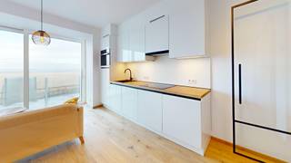 Deze stijlvolle en recent gerenoveerde 1-slaapkamer studio op de 1e verdieping biedt niet alleen een prachtig zeezicht, maar ook een moderne en functionele inrichting. De open ruimte heeft een lichte en frisse uitstraling dankzij de strakke afwerking en het gebruik van warme houtaccenten.