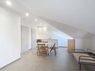 Charmante, volledig gemeubelde studio in het hart van Heverlee! <br /><br />De studio verwelkomt je in een lichtrijke leefruimte, ingericht met een eettafel en een praktisch zetelbed. De ingebouwde kleerkast biedt slimme opbergruimte.<br /><br />Aansluitend bevindt zich de uitgeruste keuken, uitgerust met een dubbele kookplaat, stoomoven, vaatwasser en lavabo. <br />De studio beschikt bovendien over een aparte badkamer met een vernieuwde douche, toilet en lavabo.<br /><br />Tot slot is de ligging een echte troef: nabij winkels, openbaar vervoer, scholen en tal van andere voorzieningen, waardoor je alles binnen handbereik hebt.<br /><br />Huurprijs: 700 EUR/maand + 30 EUR forfaitaire kost voor de gemeenschappelijke kosten, brandverzekering, verbruik van internet en koud water. Het verbruik van elektriciteit is individueel. <br />Beschikbaarheid: onmiddellijk?<br /><br />Interesse? Plan snel je bezoek in via onze website www.living-stone.be.