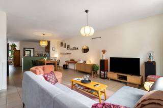Deze instapklare en gerenoveerde gezinswoning is ideaal gelegen nabij het centrum van Beerse. <br /><br />De woning omvat op het gelijkvleors een ruime en lichte woonkamer met aansluitend de volledig geïnstalleerde keuken, een bureauhoek, een badkamer met inloopdouche en een slaapkamer/hobbyruimte. <br /><br />Op de eerste verdieping vinden we de hoofdslaapkamer met aansluitend een bureau/extra slaapkamer/dressingruimte. <br /><br />Achteraan de woning ligt de prachtige tuin met tuinberging. Eveneens is er een praktische kelder aanwezig. <br /><br />De mogelijkheid bestaat om achteraan het perceel een wagen te parkeren.