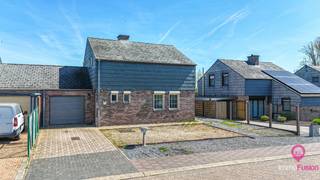 <p>Bij ImmoFusion 7/7 “open huis” : klik op onze 3D-TOUR. Ervaar vastgoed alsof je er zelf doorloopt!<br /><br /></p>
<p>Gelegen in een rustige en aangename straat in Houthalen, vindt u deze volledig gerenoveerde halfopen bebouwing. De woning werd met oog voor kwaliteit en comfort aangepakt en beschikt onder andere over driedubbele beglazing, een zonneboiler en duurzame materialen voor zowel deuren als vloeren. Dit zorgt niet alleen voor een moderne uitstraling, maar ook voor een energiezuinig en aangenaam woonklimaat.<br /><br /></p>
<p>Buiten geniet u van een gezellige en verzorgde tuin met terras, ideaal om te ontspannen of om gasten te ontvangen. De ligging is bovendien een grote troef: winkels, supermarkten, openbaar vervoer en de autostrade bevinden zich op korte afstand. Ook het levendige centrum van Houthalen, met zijn leuke eetgelegenheden en horecazaken, is gemakkelijk bereikbaar te voet of met de fiets.<br /><br /></p>
<p>Binnenin biedt de woning een praktische en doordachte indeling. De ruime leefruimte geniet van veel natuurlijke lichtinval en sluit naadloos aan op de keuken. Aansluitend is er een extra zitruimte, die eveneens toegang geeft tot het terras. Op het gelijkvloers vindt u daarnaast een apart toilet en een ruime, verzorgde garage.<br /><br /></p>
<p>Op de verdieping bevinden zich 3 volwaardige slaapkamers en een badkamer uitgerust met een ligbad en een tweede toilet.<br /><br /></p>
<p>Kortom, een instapklare woning die comfort, ruimte en een uitstekende ligging combineert.<br /><br /><span>Maatregelen opgenomen in het Maatregelenregister: nee</span></p>
<p>Voor een bezichtiging ter plaatse of meer info, bel ons op 078/78.78.70, of kom gewoon binnen op ons kantoor, steeds welkom!</p>