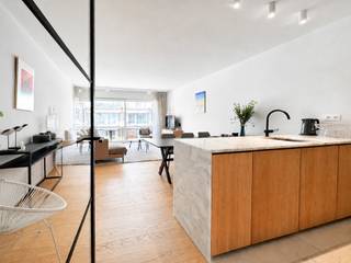 Dit mooi gerenoveerd appartement is centraal gelegen in Knokke, op wandelafstand van de Lippenslaan en op een steenworp van het Zegemeer. <br /><br />Bij het binnenkomen wordt u verwelkomd in een inkomhal met een afzonderlijk gastentoilet, een vestiaire en een praktische berging/wasplaats. <br />De open, volledig uitgeruste keuken sluit naadloos aan op de ruime en lichtrijke leefruimte. Aan de voorkant bevindt zich het westgericht terras. <br />Verder beschikt het appartement over twee volwaardige slaapkamers, die beide uitgeven op het rustige terras aan de achterzijde. <br />De ruime badkamer beschikt over een douche en een lavabo. <br /><br />Er is ook een gemeenschappelijke fietsenberging voorzien in het gebouw. <br />Mogelijkheid tot het kopen of huren van een garage in de nabije omgeving.<br /><br />stedenbouwkundige inlichtingen en maatregelenregister in aanvraag<br /><br />Aarzel niet om ons te contacteren voor meer info: tel.: 050 62 44 14 of via knokke@immax.be