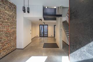 This is a unique opportunity to rent a beautiful, renovated home in the heart of the city. This house for rent in Kortrijk combines an industrial...