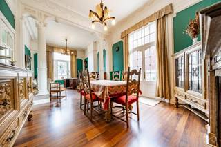 We Invest vous propose cette magnifique maison de maître idéalement située en plein centre de Braine-le-Comte, proche de la gare et de toutes...