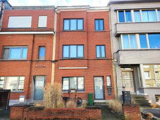 <p><span>Interessante opbrengsteigendom gelegen in de Oosterveldwijk bestaande uit drie verhuurde appartementen. Het geheel werd in 2012 door een gerenommeerd architect grondig gerenoveerd (nieuwe daken, sanitair, ramen, elektriciteit, individuele centrale verwarmingsinstallatie,...) en vertoeft nog steeds in prima staat. Het glvl heeft een mooi georiënteerde tuin van ca 80 m² en de twee bovenste verdiepingen elk een terras. Alle appartementen zijn tussen de 65 en 70 m² groot en zijn ingedeeld met een ingerichte keuken, doucheruimte, aangename living en mooie slaapkamer. Beneden treffen we 2slk.  Individuele meters en kelders. Jaarlijkse huurinkomen (zonder recente indexatie) bedraagt 27.000€. </span></p><p><span>Uitstekende huurders! </span></p><p><span>Prima investering op toplocatie!.</span></p>