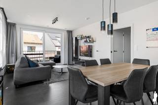 <p><strong>Energiezuinig 2-slaapkamerappartement (85 m²) met staanplaats op centrale locatie in Bornem<br /></strong>Op een centrale locatie in Bornem, in de Egied De Jonghestraat, bevindt zich dit verzorgde, instapklare en energiezuinige appartement met een bewoonbare oppervlakte van ca. 85 m².<br /><br />Het appartement beschikt over een aangename en lichtrijke leefruimte met aansluitende eetkeuken, een ruime hoofdslaapkamer en een tweede kamer die polyvalent kan worden ingericht als tweede slaapkamer, bureau, logeer- of kinderkamer. Dankzij de praktische indeling, het hedendaagse wooncomfort en de uitstekende energieprestatie vormt dit appartement een interessante opportuniteit voor zowel eigen bewoning als investering.<br /><br /><strong>Belangrijke kenmerken:</strong><br />- Ruim appartement met een bewoonbare oppervlakte van 85 m² en veel natuurlijk licht<br />- Twee kamers, waarvan de tweede polyvalent kan worden ingericht als slaapkamer, bureau, logeer- of kinderkamer<br />- Ruime leefruimte met aansluitende eetkeuken<br />- Badkamer met douche en dubbele wastafel<br />- Praktische wasruimte/berging<br />- Apart toilet<br />- Kwalitatieve ingemaakte kasten<br />- Privatieve autostaanplaats achteraan het gebouw, inbegrepen in de prijs<br />- Gemeenschappelijke fietsenberging (overdekt)<br />- Energiezuinig appartement met EPC-label A<br />- Ideaal voor eigen bewoning of als investering<br /><br /><strong>Technische kenmerken:</strong><br />- E-peil: E34<br />- Energieprestatie: 54 kWh/m²/jaar<br />- Ventilatiesysteem type D<br />- Elektrische keuring conform<br />- Vloerverwarming doorheen het volledige appartement<br /><br /><strong>Nabije omgeving:<br /></strong>- Zeer rustige ligging zonder druk doorgaand verkeer<br />- Groene omgeving met mooie wandelmogelijkheden langs de dijk en tussen de weilanden<br />- Vlotte verbinding richting de N16 en A12<br />- N16 bereikbaar in minder dan 10 minuten met de wagen<br />- Ruisbroek bevindt zich vlakbij en is vlot bereikbaar, op ca. 10 minuten fietsen<br />- Zowel Puurs als het centrum van Bornem zijn op ca. 15 minuten fietsen bereikbaar<br />- Ideale combinatie van rustig en groen wonen met een goede bereikbaarheid<strong><span><br /><br /></span></strong><strong>Indeling:</strong><br />Via de inkomhal bereikt u de verschillende ruimtes van het appartement. De lichtrijke woonkamer sluit aan op de ruime eetkeuken, waardoor beide ruimtes samen een aangenaam leefgedeelte vormen. Verder beschikt het appartement over twee kamers, een badkamer met douche en dubbele wastafel, een praktische bijkamer/berging en een apart toilet. Het aangeleverde grondplan bevestigt deze indeling en toont onder meer de woonkamer, eetkeuken, slaapkamer, tweede kamer, badkamer en bijkamer.<br /><br />Achteraan het gebouw beschikt het appartement bovendien over een privatieve autostaanplaats voor één wagen, inbegrepen in de prijs.<br /><br />Kortom, een instapklaar, energiezuinig en praktisch ingedeeld appartement met privatieve autostaanplaats op een centrale locatie in Bornem, ideaal voor wie op zoek is naar een comfortabele eigen woonst of een interessante vastgoedinvestering.<br /><br />Stedenbouwkundige inlichtingen in aanvraag.</p>