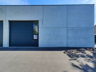 Nieuwbouw KMO-unit met een oppervlakte van 180 m² met 4 privatieve parkeerplaatsen te huur.De magazijnruimte heeft een vrije hoogte van +/- 6 m en is...