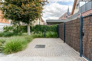 Groot (140m²) gelijkvloers appartement met praktijkruimte, 2 (mog. 3) slaapkamers en ruim terras/koerDit lichtrijke gelijkvloers appartement van 140...