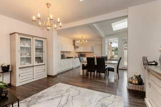 Top gelegen ruime gezinswoning met garage en tuin op wandelafstand van het centrum , scholen, station en warenhuis. De woning omvat op het gelijkvloers: inkomhal, salon, eetkamer, open ingerichte keuken met toestellen, ingerichte badkamer met ligbad met douchescherm, toilet en lavabo en dressing/slaapplaats. Op de verdieping bevinden zich nog 2 slaapkamers en een luik met toegang naar de zolder. De elektrische installatie is conform en overal zijn er ramen met dubbel beglazing. De centrale verwarming gebeurt met aardgas condensatieketel. Kom snel een kijkje nemen in misschien wel je nieuwe woonst.