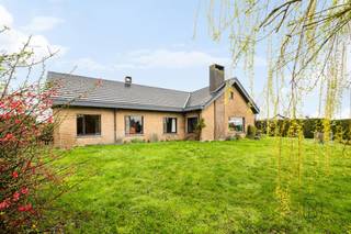 Idéalement située au calme et proche du centre-ville dans un clos prisé du charmant village de Kain, cette maison 4 façades de type « plain-pied » de 130m² habitable et érigée sur un terrain de plus de 13ares se compose comme suit : <br /><br />Un hall d’entrée avec WC séparé, un beau et lumineux séjour avec feu ouvert, une cuisine équipée avec coin repas<br />, un hall desservant trois chambres à coucher ainsi qu’un bureau et une salle de douche équipée, une buanderie et un garage 1 voiture avec porte sectionnelle motorisée<br /><br />Les combles, dont l’accès se fait par un escalier escamotable sont et laissent entrevoir des possibilités d’aménagement. <br /><br />L’extérieur comprend un beau jardin arboré et idéalement orienté plein sud, dont une partie à bâtir, une terrasse et du parking pour 3 véhicules.<br /><br />TECHNIQUES : Chauffage central au mazout (Cuve enterrée de 2.500L), feu ouvert, châssis bois simple vitrage avec persiennes manuelles, boiler électrique (150L), citerne d’eau de pluie avec groupe hydrophore, fosse reliée à l’égout, RC : 1145€