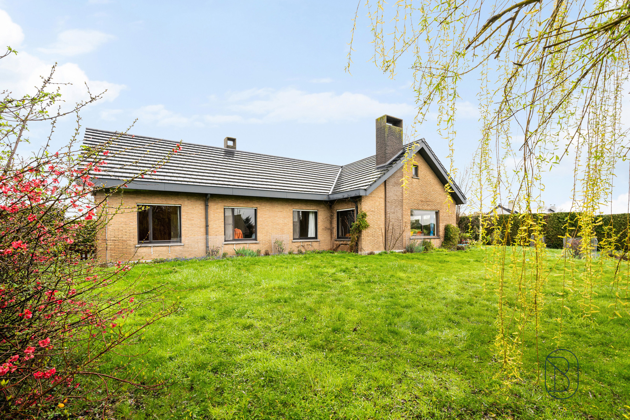 Bungalow op een mooi perceel, in een gegeerde woonwijk!  - foto 2