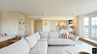 Hoogwaardig hoekappartement in het prestigieuze domein Tennis Gardens, ideaal gelegen nabij het strand en de zee, omringd door een prachtig...