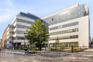 High-end kantoorruimtes van 615 m² tot 1.172 m² beschikbaar in "<strong>The Compass</strong>" in Antwerpen. Het volledig herontwikkelde kantorencomplex combineert een moderne uitstraling met een duurzame en future-proof werkomgeving en behaalt een <strong>BREEAM-Excellent</strong> certificering.<br /><br />De moderne kantoorruimte van 1.172 m² is flexibel ingericht en bevindt zich op het vierde verdiep. Het gebouw beschikt over open space kantoren, afzonderlijke burelen, vergaderzalen, phone booths en sociale ruimtes. Dankzij de grote raampartijen genieten de ruimtes van veel natuurlijke lichtinval en is er zicht op de <strong>groene omgeving</strong> aan de voorzijde van het gebouw. De klimaatplafonds met <strong>verplaatsbare wanden</strong> maken het mogelijk om de kantoorindeling eenvoudig en efficiënt aan te passen aan de noden van uw organisatie. Parkeren is voorzien met een ratio van 1/40, inclusief <strong>laadpunten</strong>.<br /><br />The Compass bevindt zich in een <strong>levendige buurt</strong> met een uitzonderlijk aanbod aan faciliteiten in de directe omgeving, waaronder tal van restaurants en andere voorzieningen. Daarnaast is het gebouw vlot bereikbaar met de wagen dankzij de nabijheid van de <strong>Ring van Antwerpen</strong>. Ook met het<strong> openbaar vervoer</strong> is The Compass vlot bereikbaar dankzij verschillende tram- en bushaltes in de nabije omgeving.<br /><br />Voor bijkomende informatie, plannen of een vrijblijvend plaatsbezoek, contacteer <strong>PANORAMA B2B ANTWERPEN</strong> via <strong>0477 911 000</strong>.