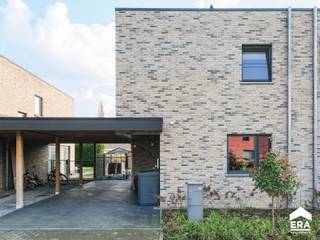 TE KOOP: energiezuinige halfopen BEN-woning in Pelt, op korte afstand van het centrum. Deze recente woning (bouwjaar 2020) combineert modern comfort...