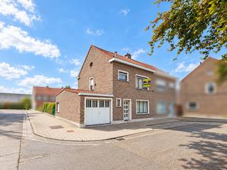 <span><strong><span>🏠 Ontdek je nieuwe thuis tijdens het weekend van de OPENKIJKDAGEN!<br />📅 Vrijdag 16 oktober⏰ 17u – 18u30<br />📌 Vrij toegankelijk – GEEN afspraak nodig<br />📞 Wil je eerder al een kijkje nemen? Bel ons op ☎️ 055 30 92 90</span></strong></span><br /><br />Deze <strong>TE RENOVEREN HALFOPEN BEBOUWING</strong> vormt een interessante opportuniteit voor wie op zoek is naar een <strong>BETAALBARE WONING MET POTENTIEEL</strong> en de vrijheid om deze volledig naar eigen smaak en hedendaagse woonnormen te vernieuwen.<br /><br />De woning beschikt over <strong>GEZELLIGE LEEFRUIMTES, 3 VOLWAARDIGE SLAAPKAMERS</strong>, een inpandige <strong>GARAGE </strong>en een grote <strong>ZOLDERRUIMTE</strong> die bijkomende mogelijkheden biedt. De bestaande indeling vormt een mooie basis voor een grondige renovatie en verdere optimalisatie.<br /><br />Buiten geniet u van een volledig afgesloten <strong>ZUIDWESTGERICHTE STADSTUIN</strong> met terras en tuinhuis: een aangename buitenruimte met privacy en een gunstige oriëntatie.<br /><br />De woning bevindt zich in een <strong>RUSTIGE</strong> doch heel <strong>CENTRALE</strong> omgeving, op korte afstand van het<strong> CENTRUM VAN OUDENAARDE</strong>, HET STATION, SCHOLEN EN VOORZIENINGEN. Een absolute troef.<br /><br />Een<strong> TE MODERNISEREN WONING MET TAL VAN MOGELIJKHEDEN</strong>, ideaal voor wie zelf de handen uit de mouwen wil steken en hier een eigentijdse thuis van wil maken.<br /><br />Kom snel zelf de mogelijkheden van deze woonst ontdekken. Contacteer ons voor meer informatie of een bezichtiging!<br /><br />Adres: Hendrick Consciencestraat 15 te Oudenaarde<br />EPC: 534 kWh/m²;
<h4> </h4>