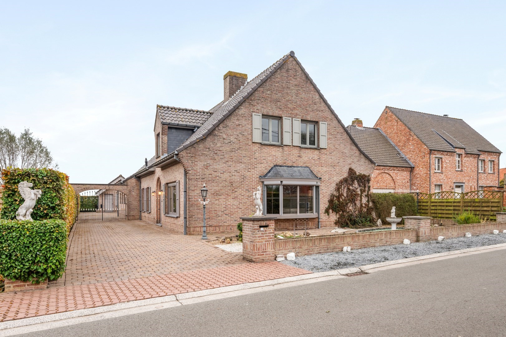 ALLEENSTAANDE VILLA MET 5/6 SLAAPKAMERS, DUBBELE GARAGE EN TUIN - foto 2