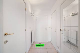 Deze ruime en residentieel gelegen studio van 57 m² bevindt zich op de 4de verdieping van de prachtige Residentie Villa Elisa (1999), op een zucht...