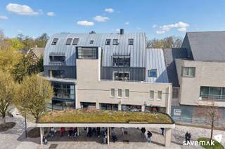<p><span>Difficile de vivre plus au centre.</span></p><p><span><br />In  Le cœur de Lommel, sur la Kerkplein récemment rénovée, vous trouverez cet appartement confortable.</span></p><p><span>Une double vue car à l'avant l'église Sint-Pietersbanden et à l'arrière le Burgemeesterpark…  Avec une surface habitable de 129m² vous vivrez certainement très spacieusement.</span></p><p><span>Il y a de pires endroits pour vivre.</span></p><p><span> </span></p><p><span>Cet appartement fait partie d'un immeuble confortable de 6 unités où les voisins se comprennent bien et où les frais mensuels (€100) sont très limités.</span></p><p><span>L'ascenseur récemment rénové vous emmène au</span><span><sup>3ème</sup></span><span> étage où vous traversez le hall d'entrée et entrez dans un espace de vie confortable</span></p><p><span>L'ensemble de l'espace de vie est recouvert de parquet.<br />Il y a des toilettes séparées pour les invités.</span></p><p><span>En 2006, une cuisine bien pensée a été aménagée avec un sens pratique.<br />Cette année-là, la climatisation’a été installée dans l'espace de vie et dans la chambre principale. </span></p><p><span> </span></p><p><span>Au dernier étage, il y a 2 chambres et une salle de bains entièrement équipée.</span></p><p><span> </span></p><p><span>La terrasse couverte où vous pouvez profiter du soleil couchant jusque tard dans la soirée offre une vue unique sur le poumon vert de Lommel Centre.</span></p><p><span> </span></p><p><span>Votre voiture peut être entreposée dans un garage box séparé, tandis que le sapin de Noël et d'autres articles trouveront leur place dans la cave souterraine.</span></p><p><span> </span></p><p><span>Techniquement aussi, cet appartement fait partie des meilleurs de la classe :</span></p><p><span> </span></p><p><span>+ aucune application d'amiante<br />+ un label énergétique de X (score de …)<br />+</span><span> l'installation électrique est entièrement conforme<br />+ fenêtres en aluminium sans entretien<br /><br /></span></p><p><span> </span></p>