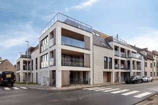 <p>[[ DIT PAND NEEMT DEEL AAN DE ERA OPEN HUIZEN DAG OP 19/9 VAN 9:30 TOT 10:30 ]]</p><p>Gelegen nabij het centrum van Oudenburg bevindt zich Residentie Hannelore, een recente realisatie uit 2024 waar modern wooncomfort en energiezuinigheid centraal staan. Dit instapklare appartement wordt verkocht onder registratierechten en is ideaal voor zowel eigen bewoning als investering.</p><p>Dankzij de vlotte verbinding met de E40 bereik je Brugge en Oostende in enkele minuten. Winkels en andere dagelijkse voorzieningen bevinden zich op wandel- en fietsafstand.</p><p>Het appartement is kwalitatief afgewerkt en uitgerust met vloerverwarming, zonnepanelen en een performant ventilatiesysteem. Met een gunstig E-peil van E12 geniet je van een lage energiefactuur én 100% vrijstelling op de onroerende voorheffing.</p><p>De lichtrijke leefruimte met open keuken sluit aan op het terras. Verder beschikt het appartement over twee volwaardige slaapkamers en een praktische badkamer.</p><p>Extra troeven zijn de gemeenschappelijke fietsenberging en de mogelijkheid om een garage buiten het complex te huren.</p><p>Op zoek naar een instapklaar en energiezuinig appartement op een centrale ligging, met het comfort van recente nieuwbouw én de voordelen van een aankoop onder registratierechten? Dan is dit appartement zeker een bezoek waard.</p>