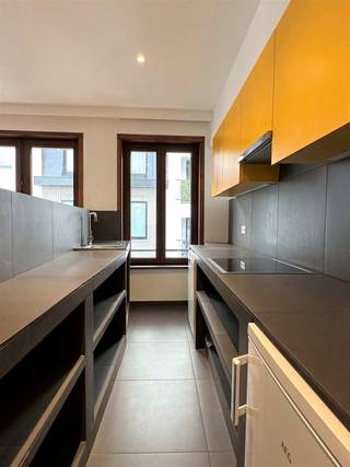 Indeling:Dit gezellig appartement is gelegen op de 2de verdieping en bereikbaar met de trap.Aan de voorzijde van het pand bevinden zich de leefruimte...