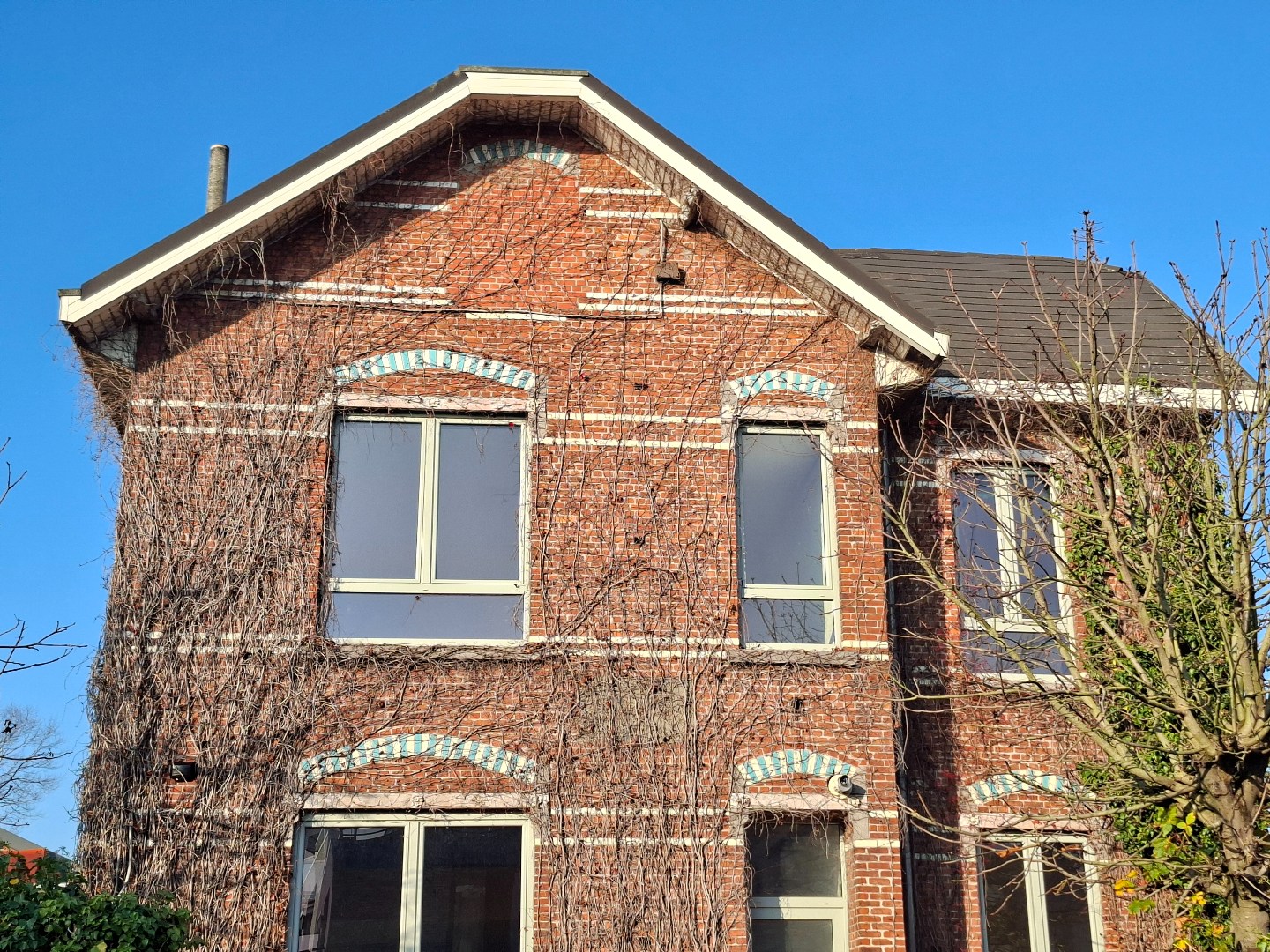 Te renoveren 2-slaapkamerappartement met koer en uitbreidingsmogelijkheden - foto 1