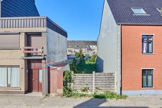 Uitstekend gelegen bouwgrond voor gesloten bebouwing in het hart van Lommel centrum.<br />Het perceel maakt deel uit van het op 24-12-1992 goedgekeurde BPA 'Centrum II nr. 2C' waarvan het bestemmingsplan en de voorschriften die hierbij horen als bijlage kunnen worden teruggevonden.<br /><br />Voor meer inlichtingen aarzel niet contact op te nemen via mail (joris@limbo.be) of telefoon (0496/166 339). Steeds tot je dienst.