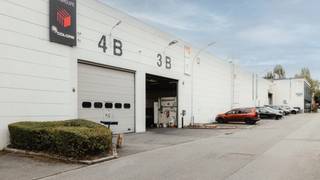 <p>Op zoek naar een magazijn dat vlot bereikbaar is, op een boogscheut van Brussel, Brussels Airport en de belangrijkste verkeersassen van het land? Aan de Leuvensesteenweg in Zaventem is unit 3B beschikbaar, een veelzijdige ruimte voor uiteenlopende logistieke activiteiten.</p>
<p><strong>Troeven van unit 3B:</strong></p>
<ul>
<li>1.008 m² magazijnruimte</li>
<li>Vrije hoogte van 6,13 m</li>
<li>Gelijkvloerse poort voor vlot laden en lossen</li>
<li>Gasverwarming</li>
<li>4 eigen parkeerplaatsen</li>
</ul>
<p>Een strategische ligging met snelle verbindingen naar de R0, E40 en E19, ideaal voor opslag, distributie of als uitvalsbasis voor uw activiteiten in en rond Brussel.</p>
<p>Interesse of een bezoek inplannen? Neem gerust contact op met Laurens De Becker via 02 462 32 00 of laurens.debecker@structura.biz.</p>