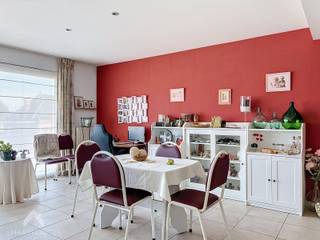 Ruim en comfortabel appartement op de tweede verdieping, bereikbaar via trap of lift.<br />Bij het binnenkomen word je verwelkomd in de lichtrijke leefruimte met gezellige zit- en eethoek. De open, volledig geïnstalleerde keuken sluit mooi aan en vormt het centrale punt van de woning. Verder beschikt het appartement over een apart toilet en een praktische berging met wasplaats.<br /><br />Achteraan bevinden zich twee ruime slaapkamers, die beide toegang geven tot het grote terras. De badkamer is uitgerust met een douche, ligbad, lavabo en toilet. Als extra troef is er een ondergrondse garage aanwezig, ideaal voor veilig parkeren en extra comfort.<br /><br />Een ruim appartement met een praktische indeling, veel lichtinval en een aangenaam terras.<br /><br />Extra troeven<br /><br />
<ul>
<li>energiezuinig</li>
<li>rustig ruim terras</li>
<li>ondergrondse garage (inbegrepen in de prijs)</li>
<li>2 toiletten</li>
<li>instapklaar</li>
<li>momenteel verhuurd (contract loopt tot 31 oktober).</li>
<li>Dichtbij Reesinghebos</li>
<li>Dichtbij het centrum van Maldegem</li>
<li>Makkelijke verbinding naar Brugge, Eeklo Zelzate via E34.</li>
<li>Bushalte vlak aan het appartement</li>
</ul>
<br />Dit appartement is te koop ZONDER makelaar via het concept van Smart Houses. Wenst u verdere inlichtingen of een bezoek? Contacteer rechtstreeks de eigenaar via 0487/31.34.56