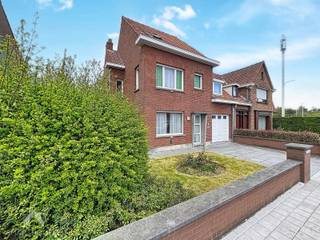 Charmante woning met enorm potentieel, ideaal voor wie ruimte en mogelijkheden zoekt. Via de inkomhal betreedt u de gezellige leefruimte met zit- en eethoek, die geniet van aangenaam zicht op de tuin. De keuken biedt toegang tot zowel de kelder als de veranda. Aansluitend bevindt zich de praktische bijkeuken, die eveneens uitgeeft op de veranda en de garage met elektrische poort.<br /><br />Op het gelijkvloers is er bovendien een apart gastentoilet aanwezig. Buiten wacht een zonnige tuin met terras en tuinhuis, perfect om in alle rust te genieten.<br /><br />Op de eerste verdieping bevinden zich vier volwaardige slaapkamers en een badkamer uitgerust met douche, lavabo en toilet. Via een trapluik bereikt u de ruime, geïsoleerde zolder van ca. 50 m², die tal van uitbreidingsmogelijkheden biedt.<br /><br />Tot slot beschikt de woning over een parkeerplaats op de oprit. Een ideale opportuniteit voor wie deze woning naar eigen smaak wil renoveren en het volledige potentieel wenst te benutten.<br /><br />Extra troeven<br /><br />
<ul>
<li>enorm potentieel</li>
<li>deels dubbele beglazing</li>
<li>regenwaterput</li>
<li>rolluiken</li>
<li>gunstige ligging</li>
<li>nabij belangrijke invalsweg, school, winkels</li>
</ul>
<br />Deze woning is te koop ZONDER makelaar via het concept van Smart Houses. Wenst u verdere inlichtingen of een bezoek? Contacteer rechtstreeks de eigenaar via 0479/89.71.26