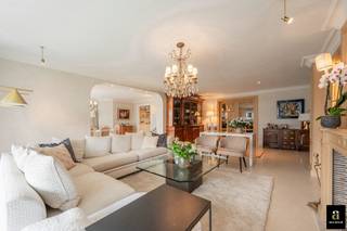 <span>Een uitzonderlijk en exclusief appartement van ca. 300 m² met een brede gevel van 16 m en een prachtige privatieve tuin. <br />Dit luxueuze tuinappartement met 4 slaapkamers bevindt zich in een stijlvolle villaresidentie gelegen op 25meter van het bekende Albertplein te Zoute, op slechts enkele stappen van de zee en het strand. Mogelijkheid tot aankoop van een dubbele garagebox inpandig.<br />Bij het binnenkomen wordt u verwelkomd in een royale inkomhal met vestiaire en gastentoilet. De ruime, lichtrijke leefruimte bestaat uit een salon en een eetplaats die uitgeven op de zonnige terrassen. De volledig uitgeruste keuken, met aansluitende wasruimte en berging, biedt eveneens directe toegang tot het terras en de tuin. Verder is er een tweede salon of bureel aan de voorzijde, eveneens uitgevend op de terrassen met zicht naar het plein. De master bedroom beschikt over een volledige badkamer en een ruime dressing. Daarnaast zijn er nog drie volwaardige slaapkamers: een tweede slaapkamer (mogelijkheid tot douchekamer), een derde slaapkamer met aansluitende badkamer, en een vierde ruime slaapkamer met dressing en eigen badkamer, extra bergruimte en een toilet. Tweede wasruimte. Dubbele garagebox in de residentie. Een unieke opportuniteit voor wie op zoek is naar exclusief wonen in hartje Zoute, doch in alle rust en vlakbij zee.</span>