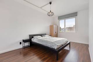 Ce loft magnifiquement rénové est à vendre et offre une oasis de lumière et d'espace. Situé dans la ville animée de Malines, vous trouverez ici l'équilibre parfait entre paix et dynamisme urbain. Ceux qui souhaitent acheter cette propriété profiteront d'une propriété prête à emménager qui a récemment été entièrement rénovée et repeinte.<br /><br />Ici, vous pouvez profiter d'une excellente accessibilité au centre, à la gare et aux principales routes d'accès. <br />De plus, vous pouvez vous garer facilement et gratuitement dans la rue sans disque de stationnement. Un parking à vélos pratique est inclus pour les cyclistes. Une opportunité fantastique pour ceux qui veulent acheter dans un endroit stratégique de premier ordre !<br /><br />Les frais communs sont de +/- 15€ par mois.<br /><br />La disposition du loft est la suivante :<br /><br />- Hall d'entrée<br />- Salle de bain avec nouveaux meubles de douche et de lavabo<br />- Espace de vie spacieux avec beaucoup de lumière<br />- Cuisine entièrement équipée<br />- Une chambre<br />- Rangement pratique<br />- Grande terrasse privée au rez-de-chaussée de +/- 24 m²<br /><br />L'immeuble date des années 2000 et 6. L'appartement est entièrement vitré à haute efficacité et l'électricité est entièrement conforme. <br /><br />Vous êtes convaincu par les avantages ? <br />Planifiez votre visite sur www.dewaele.com et découvrez pourquoi ce bâtiment de Malines est votre nouvelle maison idéale. À bientôt !<br /><br />Registre des mesures: non