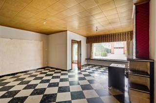 <p><span>Te renoveren woning met tal van mogelijkheden, gelegen op een uitstekende locatie op de grens Putte - Bonheiden. Deze eigendom biedt een mooie basis voor wie op zoek is naar een project met potentieel. Op het gelijkvloers vindt u een inkomhal, een lichtrijke leefruimte, een ruime keuken, een douchekamer en maar liefst twee inpandige garages. De verdieping omvat twee slaapkamers en een badkamer. Het aanwezige houten bijgebouw zal door de verkoper nog worden afgebroken in functie van een achterliggende bouwgrond, waardoor er bijkomende ruimte ontstaat om een gezellige tuin in te richten.</span></p><p><span>De woning is rustig gelegen en geniet tegelijk van een zeer centrale ligging tussen Brussel en Antwerpen, met een vlotte bereikbaarheid dankzij de nabijheid van de R6 en E19. Een ideale opportuniteit voor handige kopers of investeerders die hun eigen stempel willen drukken op een woning met veel toekomstmogelijkheden.</span></p><p><span> </span></p><p><span>Renovatieplicht EPC: binnen 6 jaar na aankoop = verplichte renovatie tot label D of beter.</span></p><p><span> </span></p>