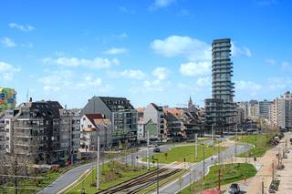 Dit groot (woon)appartement is goed en zonnig gelegen op de Graaf d'Ursellaan te Knokke-Heist.<br /><br />Indeling: Grote inkomhall met vestiaire, gastentoilet, ruime lichtrijke leefruimte met open zichten, zuidgericht terras vooraan, volledig ingerichte nieuwe keuken, bergkast met ruimte voor wasmachine en droogkast, twee ruime slaapkamers met inbouwkasten, badkamer met inloopdouche, toilet en lavabo, terras achteraan met bergkast.<br /><br />Volledig vernieuwd met oog voor smaak en detail, elektriciteit conform gekeurd, zeer energiezuinig label A met nieuwe energiezuinige verwarmingsketel.<br />Privatieve kelderberging en fietsenberging aanwezig.<br /><br />Het perfecte tweede verblijf of woonappartement op enkele passen van de zeedijk.<br /><br />Info en bezoek bel Andries De Leyn 0472 53 66 09