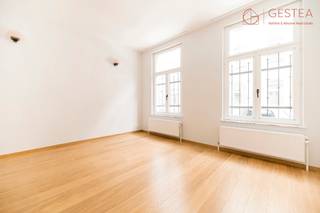 <p>1050 IXELLES, Rue Souveraine, 45 (LOT A.1) - Idéalement situé entre la place Fernand Coq et l'avenue Louise, proche de toutes les commodités et transports, bel appartement de +/- 76m²- 75m², situé au rez-de-chaussée d’un immeuble de 3 appartements sans ascenseur, composé comme suit : un grand séjour à l’avant, hall d’entrée, cuisine super-équipée, une chambre avec salle de bains attenante avec wc et douche, une deuxième chambre également attenante à la salle de bains, petite cour centrale intérieure. Parquet partout. Cave privative. Actuellement loué avec un bail de 9 ans (fin 31/05/2028). Chaudière gaz individuelle. Adoucisseur d’eau. PEB : F / 26,112 Kwh/an / CO² 65 kg/m²/an. Electricité conforme. Charges communes très peu élevées. Idéal comme investissement ou comme premier achat (possibilité de bénéficier de l’abattement).<br />Prix : 290.000 €. Frais d’acte de base et de géomètre à charge de l’acquéreur (+/- 800 € HTVA).<br />Information et visite par mail: LMEERT@TREVI.BE</p>