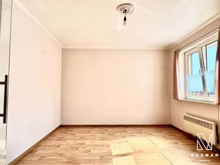 Welkom in dit ruime gelijkvloerse appartement met 2 slaapkamers, tuin en garage, gelegen in Leupegem! Het appartement heeft een strategische ligging: nabij belangrijke invalswegen, terwijl het tocht gelegen is in een doodlopende straat.<br /><br />Bij het betreden van het appartement komt u binnen in de ruime inkomhal met apart gastentoilet. Verder beschikt het appartement over twee volwaardige, ruime slaapkamers.<br />De badkamer is uitgerust met een douche, ligbad en wastafel. Daarnaast is er ruimte voorzien voor het plaatsen van een wasmachine en droogkast.<br /><br />De aangename leefruimte bestaat uit een zithoek, eetplaats en een volledig uitgerust keuken, voorzien van alle comfort, waaronder een combi-oven, fornuis met dampkap en vaatwasmachine.<br />Via de grote raampartijen geniet u van een aangenaam zicht op de tuin en het ruime terras.<br /><br />Tot slot beschikt dit appartement over een ruime garage, waar plaats is voor een wagen en die eveneens kan dienen als extra bergruimte.<br /><br />TROEVEN:<br />+ Gelijkvloers<br />+ Conforme elektriciteit<br />+ Tuin en garage inbegrepen