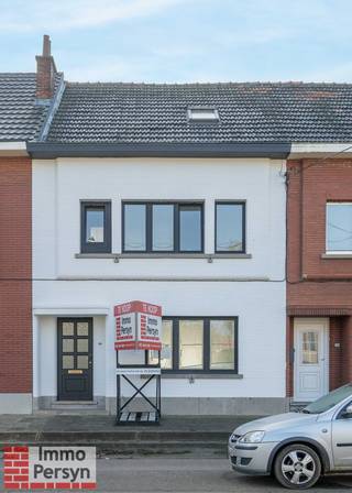 Ben je op zoek naar een woning die de charme van vroeger combineert met het comfort van vandaag? Deze gerenoveerde woning aan de Diestestraat in Scherpenheuvel biedt de kwaliteit van een nieuwbouwwoning in een authentiek jasje. De woning is met veel liefde en vakmanschap volledig vernieuwd, waarbij gebruik is gemaakt van duurzame materialen.<br /><br />Binnenin geniet je van een verrassend ruime indeling met vier volwaardige slaapkamers en twee badkamers, verdeeld over de verdiepingen. De lichtrijke leefruimte loopt naadloos over in de open keuken en de veranda, wat zorgt voor een optimaal ruimtegevoel. Een bijzonder pluspunt is dat u de woning nog volledig naar uw eigen hand kunt zetten door zelf een keuken naar smaak en wens te plaatsen.<br /><br />Technisch is de woning volledig up-to-date met een gunstig EPC-label C en een conforme elektrische keuring. Buiten geniet u van een zonnige, zuidgerichte stadstuin met als unieke troef een achteruitgang naar twee eigen garages. Dankzij de strategische ligging tussen Diest en Scherpenheuvel zijn winkels, scholen en snelwegen altijd dichtbij.<br /><br /><strong><u>INDELING</u></strong><br /><strong>Gelijkvloers:</strong> inkomhal, leefruimte, eetkamer met open keuken, achterhal met wasruimte en toilet, veranda<br /><strong>1ste verdieping: </strong>2 slaapkamers, badkamer met toilet en douche<br /><strong>2de verdieping:</strong> 2 slaapkamers, badkamer met toilet en douche<br /><strong>Kelder:</strong> Stockage kelder<br /><strong>Tuin: </strong>Zuidgericht met toegang achteraan<br /><br />Ervaar zelf de vele voordelen van deze woning tijdens een persoonlijke rondleiding. <br />Maak vandaag nog je afspraak. <br />Mail naar info@immopersyn.be of bel 013 444 008.