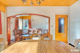 Rustig en centraal gelegen huis op wandelafstand van winkels, scholen, openbaar vervoer en andere dagelijkse voorzieningen. Deze woning omvat op het gelijkvloers een inkomhal, L-vormige woonkamer, keuken, afzonderlijk toilet, berging en kelder. Op de eerste verdieping bevinden zich een nachthal, badkamer met ligbad en enkele lavabo en 3 slaapkamers. De zolder biedt bovendien interessante uitbreidingsmogelijkheden, bijvoorbeeld voor een extra kamer, hobby of leefruimte. Altijd plaats voor je wagen(s) op de oprit en nabij belangrijkste invalswegen, gemakkelijke bereikbaarheid van autosnelwegen.