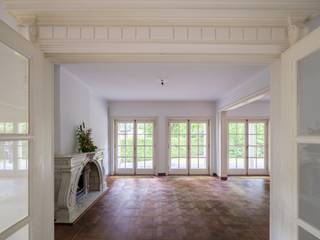 <strong>Karaktervolle villa op gegeerde ligging in Sint-Denijs-Westrem</strong><br /><br /><em>Voor bezoekaanvragen: mail naar info@carloeggermont.be</em><br /><br />In het gegeerde Sint-Denijs-Westrem, op fietsafstand van het centrum van Gent, bevindt zich deze vrijstaande villa op een groene en residentiële locatie.<br /><br />De woning is gelegen op een perceel van ca. 800 m² en beschikt over een bruikbare vloeroppervlakte van 260 m², met inbegrip van een ruime, dubbele garage. De woonst vraagt om een energetische en estetische opwaardering, maar is een uitstekende basis voor wie op zoek is naar een ruime gezinswoning met bijkomend potentieel.<br /><br />De indeling is praktisch en omvat een centrale inkomhal, een lichtrijke leef- en eetruimte met directe aansluiting op het unieke terras en de tuin, een keuken met aansluitende bijkeuken/wasplaats en een doucheruimte. De bijzonder ruime dubbele garage biedt bovendien mogelijkheden om omgevormd te worden tot een multifunctionele ruimte. Op het tussen- en eerste verdiep bevinden zich vier volwaardige slaapkamers en een tweede badkamer, wat deze woning uitermate geschikt maakt voor gezinnen.<br /><br /><strong>Een buitenkans in Sint-Denijs-Westrem voor wie ruimte, potentieel en locatie centraal stelt. </strong>(De woning beschikt over een conforme elektrische installatie)