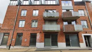 Au rez-de-chaussée commercial /bureau se trouvent actuellement plusieurs espaces de bureaux. Les murs intérieurs sont aménagables.Il y a une...