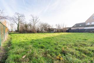 <p>Te koop: bouwgrond voor halfopen bebouwing in de Sint-Annastraat, Hamme (Oost-Vlaanderen), op een gunstige locatie nabij het centrum.</p>

<p> </p>

<p>Deze bouwgrond biedt u de kans om uw eigen woning te realiseren in een rustige straat met goede bereikbaarheid. Het perceel ligt op korte afstand van winkels, scholen en openbaar vervoer, waardoor het ideaal is voor wie een gezinswoning wil bouwen. Dankzij de centrale ligging combineert u hier het comfort van nabijheid met de rust van een residentiële buurt.</p>

<p> </p>

<p>Belangrijkste ruimtes:<br />• Open perceel, klaar voor ontwikkeling<br />• Mogelijkheid tot realisatie van een woning naar eigen ontwerp<br />• Ruimte voor tuin en buiteninrichting</p>

<p> </p>

<p>Troeven:<br />• Rustige ligging nabij het centrum van Hamme<br />• Goede bereikbaarheid via hoofdwegen en openbaar vervoer<br />• Vrije keuze in bouwontwerp binnen de geldende voorschriften</p>

<p> </p>

<p>Neem vandaag nog contact op met uw ERA-makelaar voor meer informatie of een bezichtiging van het perceel.</p>

<p> </p>

<p>JOUW DROOMGROND. ZO GEVONDEN!</p>