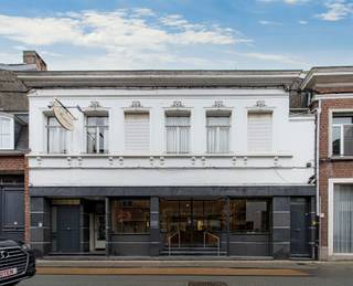 In het centrum van Hamme kan je dit prachtig en statig handelspand terug vinden. Het handelspand heeft jaren dienst gedaan als succesvolle...