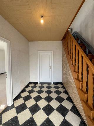 <p><span>Laat je verrassen door deze charmante woning die door de huidige eigenaar al gedeeltelijk en kwaliteitsvol werd gerenoveerd. </span></p><p><span>Dankzij de nieuwe HR-ramen, vernieuwd dak, moderne keuken, thuisbatterij met 20 zonnepanelen, geïsoleerde zolder en een frisse schilderbeurt, is dit een instapklare thuis met heel wat comfort.</span></p><p><span>Bij het binnenkomen tref je een ruime inkomhal die meteen toegang biedt tot zowel de keuken als de gezellige leefruimte. In de woonkamer springt de prachtige marmeren schouw meteen in het oog – een stijlvol detail dat sfeer brengt.</span></p><p><span>De zeer ruime keuken is volledig vernieuwd en uitgerust met alle nodige voorzieningen. Aansluitend bevindt zich de badkamer met toilet, douche, wastafel en voldoende plaats voor wasmachine en droogkast. </span></p><p><span>Vanuit de keuken bereik je ook de kelder, ideaal als extra opslagruimte. </span></p><p><span>In de lichtrijke veranda geniet je het hele jaar door van het zonnetje.</span></p><p><span>Op de bovenverdieping zijn er drie volwaardige slaapkamers. </span></p><p><span>De overloop biedt bijkomende mogelijkheden: een bureauhoek, speelruimte of zelfs een extra badkamer.</span></p><p><span>Het perceel van ongeveer 12 are is een absolute troef. </span></p><p><span>De tuin werd volledig opnieuw aangelegd, is volledig omheind en biedt privacy en rust. </span></p><p><span>Buiten vind je daarnaast een groot overdekt terras en een ruim bijgebouw, dat indien gewenst kan worden verkleind of verwijderd om een nog opener tuinbeleving te creëren.</span></p><p><span>Extra troeven</span></p><p><span>•Thuisbatterij</span></p><p><span>•20 zonnepanelen</span></p><p><span>•Dak volledig vernieuwd</span></p><p><span>•Grondwaterput</span></p><p><span> </span></p><p><span>Kortom: een ruim, energiezuinig en veelzijdig huis op een prachtig perceel. Ideaal voor wie instapklaar wil wonen met alle comfort én een mooie tuin!</span></p><p><span> </span></p>