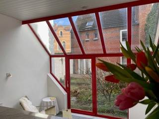 Bijzonder lichtrijke kantoorruimte (gelijkvloers niveau).Oppervlakte gelijkvloers: 103 m².Optioneel kan- een afgesloten garagebox (Guldenspoorstraat...