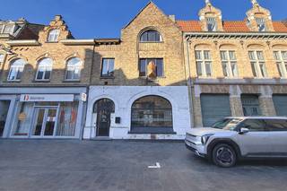 In het centrum van Nieuwpoort-Stad bevindt zich dit karaktervolle handelspand met tal van mogelijkheden. Dankzij de commerciële topligging geniet u hier van maximale visibiliteit en passage.<br />Het gelijkvloers beschikt over een ruime handelsruimte met authentieke elementen en grote raampartijen, ideaal voor een winkel, kantoor of vrij beroep. Achteraan bevindt zich een eerste keuken met toegang tot de stadstuin.<br />Op de verdieping vindt u een volwaardige woonst met 3 slaapkamers, een badkamer en een tweede keuken. Daarnaast beschikt het pand over een kelder en zolderruimte, wat extra bergruimte of uitbreidingsmogelijkheden biedt.<br />Ideaal voor wie wonen en werken wil combineren of ruimte zoekt voor een groot gezin. Een unieke opportuniteit met potentieel, op een locatie waar visibiliteit gegarandeerd is.