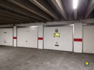 Ondergrondse garagebox met afstandsbediening te Fruithoflaan!Deze garagebox werd recent opgewaardeerd, is centraal gelegen en beschikt over een...