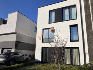 <p><span>Nieuwbouw BEN gerelateerd appartement op een eerste verdiep in het centrum van Schoten.</span></p><p><span> </span></p><p><span>Dit ruim appartement beschikt over twee volwaardige slaapkamers (12m², 10,5m²), badkamer met inloop douche en dubbel meubel, een apart toilet, een ruime berging en lichte woonkamer met open keuken voorzien van alle luxe en  aansluitend een zonnig terras.</span></p><p><span>Er is mogelijkheid om een ondergrondse auto staanplaats bij te huren aan 75€.</span></p><p><span> </span></p><p><span>Het appartement  is energie neutraal (BEN ) EPB: 0 ( A+)   -&gt; lage maandelijkse energiekosten</span></p><p><span> </span></p><p><span>-&gt; beschikbaar vanaf  15 Febr.2026 ( kan vroeger vanaf 1 Febr. 2026)</span></p><p><span>-&gt; winkels en openbaar vervoer vlakbij</span></p><p><span>-&gt; maandelijkse onkosten: 50€</span></p><p><span>-&gt; zonnepanelen</span></p><p><span>-&gt; vloerverwarming op gas</span></p><p><span> </span></p><p><span> </span></p>
