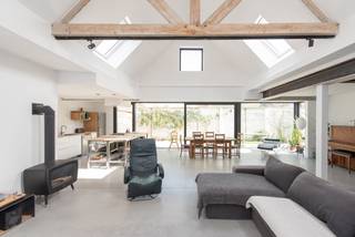 Welkom bij dit prachtige en gemeubeld loftappartement in een rijwoning. Met een ruimte van 269m² biedt deze woning een luxueus en comfortabel wonen aan. Het duplexappartement is ontworpen om optimaal te profiteren van natuurlijk licht, dankzij de grote ramen die overvloedig zonlicht binnenlaten en een gevoel van openheid creëren.<br />Bij het betreden van de woning word je verwelkomd in een ruime woonkamer, perfect voor ontspanning en gezellig samenzijn. De gaskachel zorgt voor een warme en gezellige sfeer, terwijl de volledig geïnstalleerde keuken een paradijs is voor culinaire liefhebbers. Met hoogwaardige apparatuur en voldoende opbergruimte is het een plek waar je heerlijke maaltijden kunt bereiden en gasten kunt ontvangen.<br />Een van de hoogtepunten van dit loftappartement is de grote slaapkamer op het gelijkvloers, compleet met een eigen badkamer voorzien van een moderne inloopdouche. Deze privéruimte biedt rust en comfort, ideaal voor een goede nachtrust.<br />Op de bovenverdieping, die via twee verschillende trappen bereikbaar is, vind je een tweede ruime slaapkamer en een extra badkamer met een ontspannend ligbad. Of je nu gasten ontvangt of extra ruimte nodig hebt voor jezelf, deze bovenverdieping biedt voldoende flexibiliteit.<br />De voormalige garage is slim omgebouwd tot een multifunctionele ruimte met praktische bergkasten en voldoende plaats voor fietsen en andere benodigdheden. Daarnaast is er ook aansluiting voor een wasmachine en droogkast aanwezig, waardoor het huishouden een fluitje van een cent wordt.<br />Als kers op de taart beschikt dit loftappartement over een ruime en zonnige stadstuin, waar je kunt genieten van frisse lucht en buitenactiviteiten. Of je nu wilt ontspannen met een goed boek, tuinieren of gezellig samenzijn met vrienden en familie, deze buitenruimte biedt talloze mogelijkheden.<br />Dit prachtig pand komt vrij op 01/04/2026. De huurprijs bedraagt 1250 euro. Als je op zoek bent naar ruim en comfortabel wonen, dan zal dit loftappartement je zeker charmeren. Aarzel niet en neem vandaag nog contact met ons op om een bezichtiging te plannen.