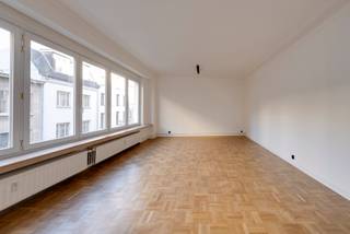 Instapklaar 3-slaapkamerappartement met terrasOp zoek naar een modern en instapklaar drie-slaapkamerappartement op een uitstekende locatie?Dan is dit...